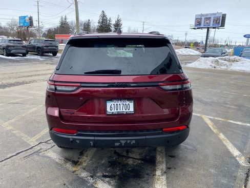 Used 2025 Jeep Grand Cherokee Altitude AWD/4WD image 4