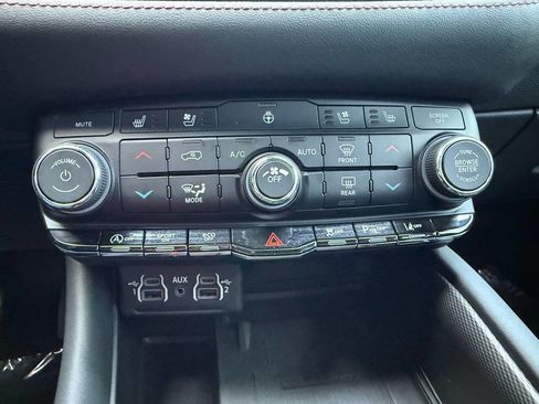 Used 2024 Dodge Durango GT AWD/4WD image 16