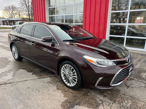 Used 2018 Toyota Avalon image 2