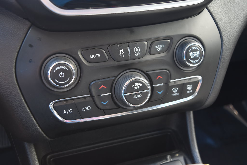 Used 2019 Jeep Cherokee Limited AWD/4WD image 16