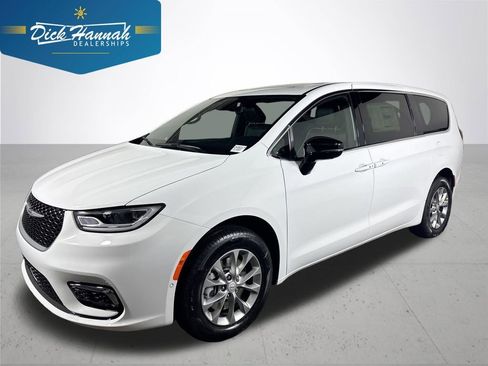 New 2026 Chrysler Pacifica Limited image 1