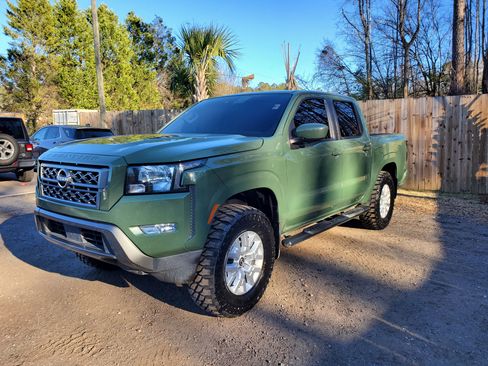 Used 2022 Nissan Frontier SV image 2