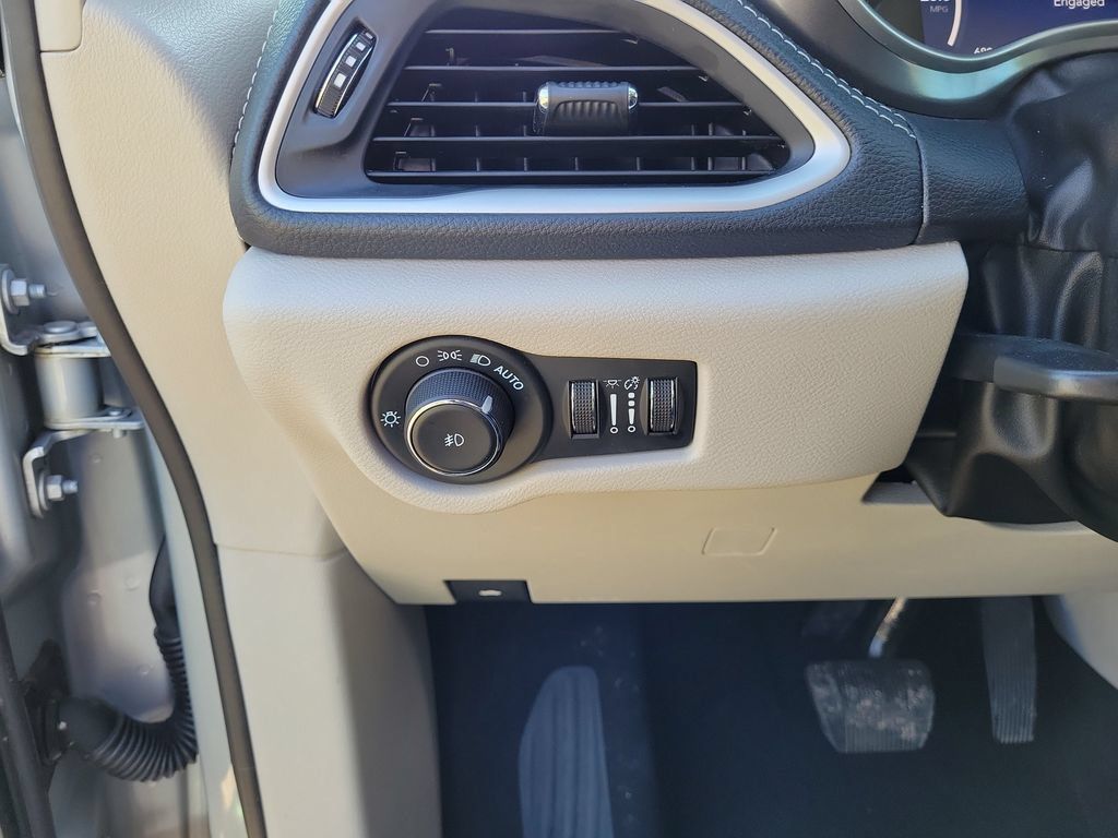 Used 2023 Chrysler Pacifica Touring-L FWD image 27