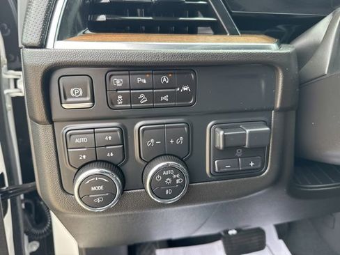 Used 2025 Chevrolet Tahoe High Country AWD/4WD image 17