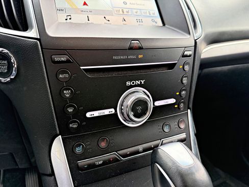 Used 2018 Ford Edge Titanium w/ Equipment Group 301A AWD/4WD image 17