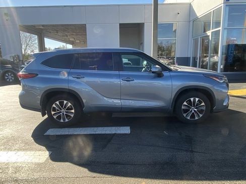 Used 2023 Toyota Highlander XLE image 9