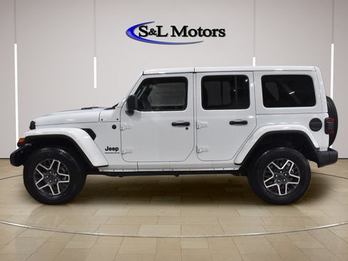 Used 2025 Jeep Wrangler Unlimited Sahara AWD/4WD image 4