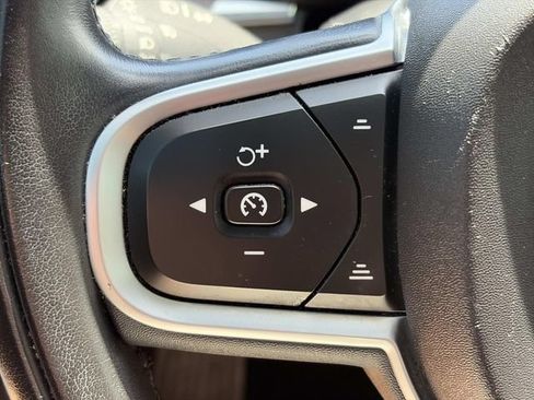 Used 2021 Volvo XC60 T5 Momentum w/ Premium Package FWD image 24