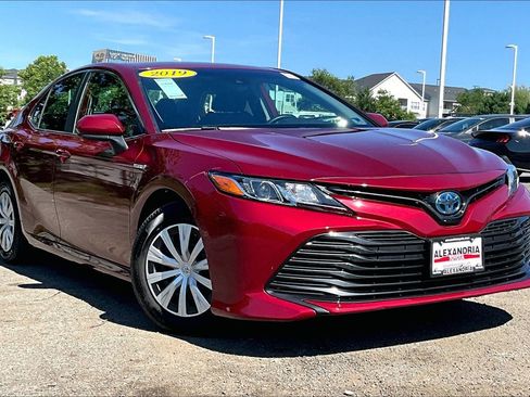 Used 2019 Toyota Camry LE FWD image 2
