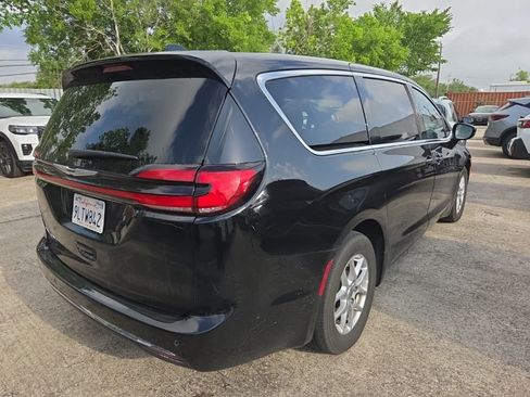 Used 2025 Chrysler Pacifica Select image 8