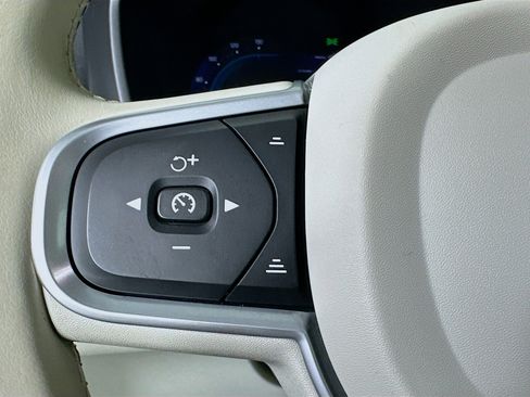 Used 2022 Volvo XC60 B5 Momentum image 16