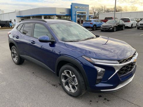 Used 2024 Chevrolet Trax LT w/ Driver Confidence Package image 2