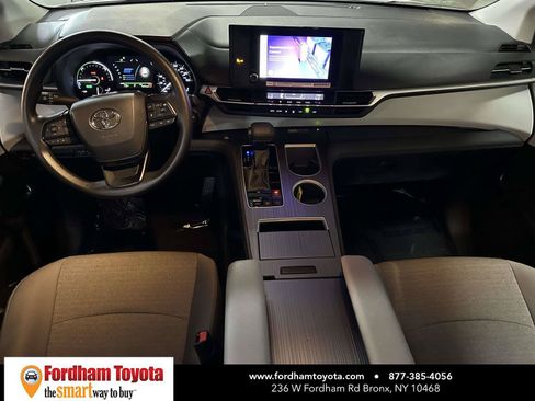 Used 2026 Toyota Sienna LE FWD image 19