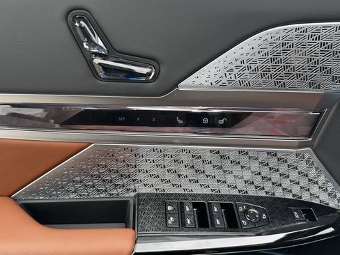 Used 2025 BMW 760i xDrive w/ Executive Package image 17