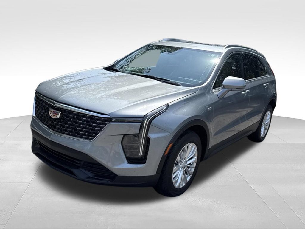 Used 2024 Cadillac XT4 Luxury w/ Cold Weather Package FWD image 3