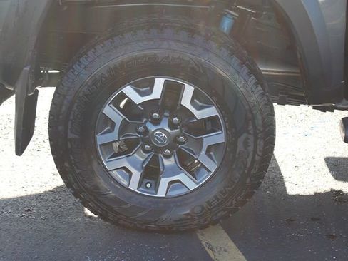 Used 2022 Toyota Tacoma TRD Off-Road AWD/4WD image 8
