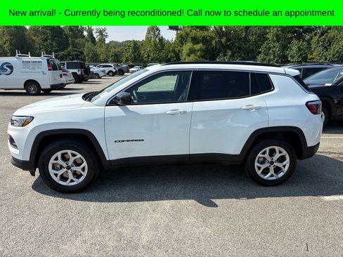 Used 2025 Jeep Compass Latitude w/ Sun & Sound Group AWD/4WD image 6