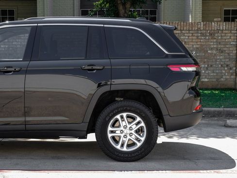 Used 2022 Jeep Grand Cherokee Laredo w/ Luxury Tech Group I image 23