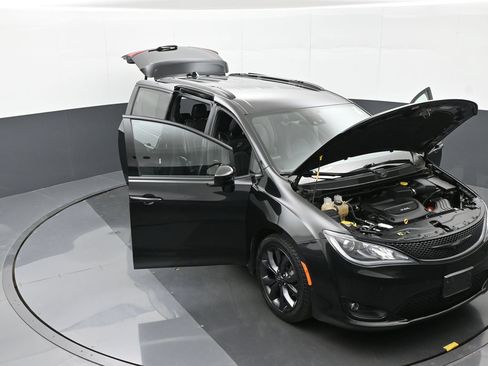 Used 2018 Chrysler Pacifica Touring-L Plus w/ Advanced Safetytec Group FWD image 46