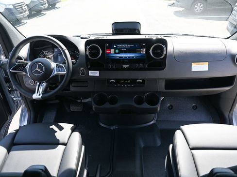 Used 2025 Mercedes-Benz Sprinter 2500 image 18