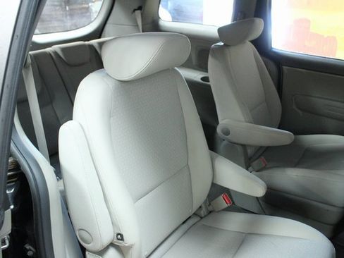 Used 2018 Kia Sedona L image 9