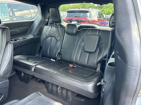 Used 2025 Chrysler Pacifica Select FWD image 10
