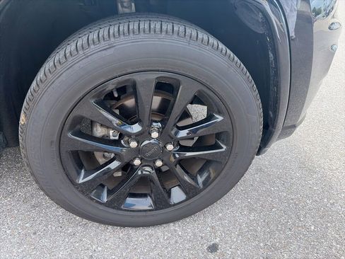 Used 2018 Jeep Grand Cherokee Altitude RWD image 8