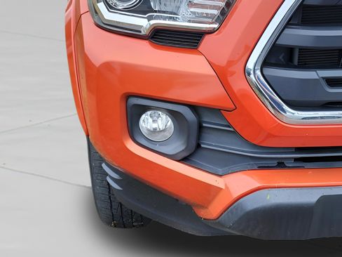 Used 2018 Toyota Tacoma TRD Sport image 15