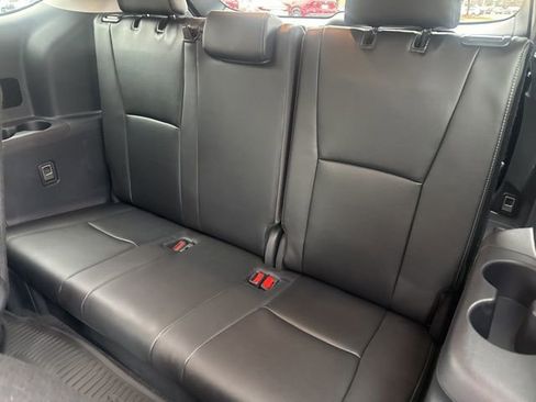 Used 2025 Toyota Highlander XLE image 19