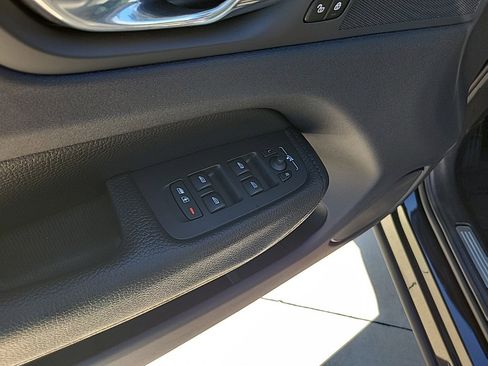 Used 2019 Volvo XC60 T5 Momentum w/ Premium Package image 15