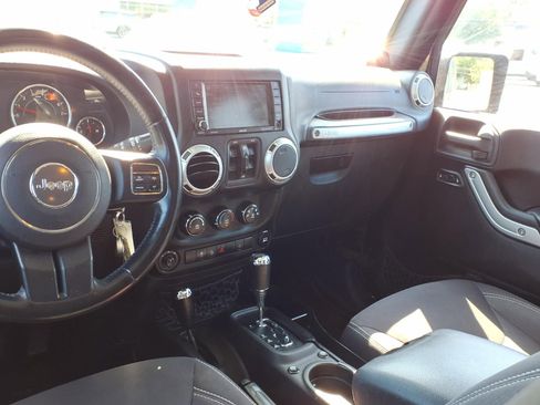 Used 2014 Jeep Wrangler Unlimited Sahara w/ Dual Top Group AWD/4WD image 7