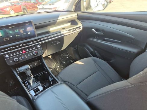 Used 2025 Hyundai Tucson SE image 24