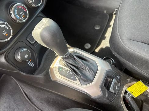 Used 2017 Jeep Renegade Sport w/ Power & Air Group AWD/4WD image 18