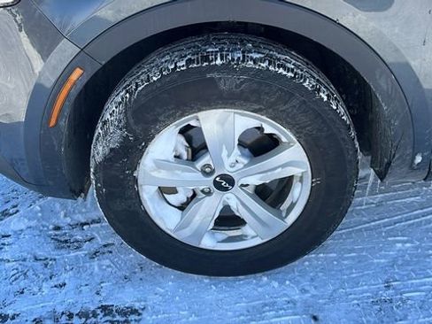Used 2023 Kia Sorento LX image 5
