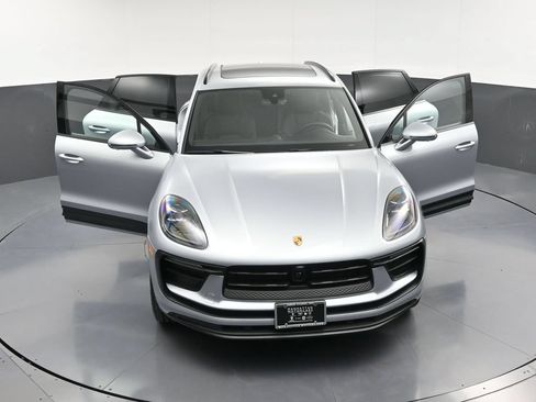 Certified 2026 Porsche Macan AWD/4WD image 32