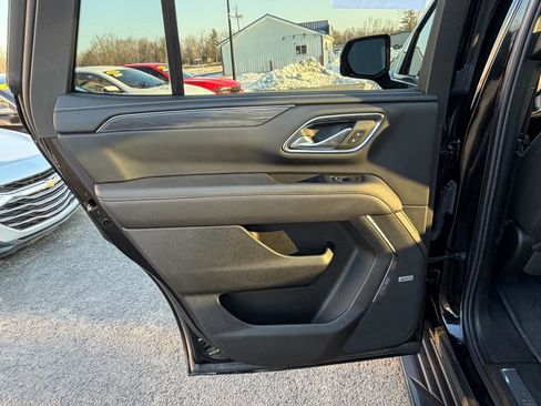 Used 2024 GMC Yukon SLT w/ SLT Premium Package image 17