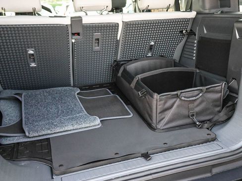 New 2026 Land Rover Defender 110 X-Dynamic SE image 27