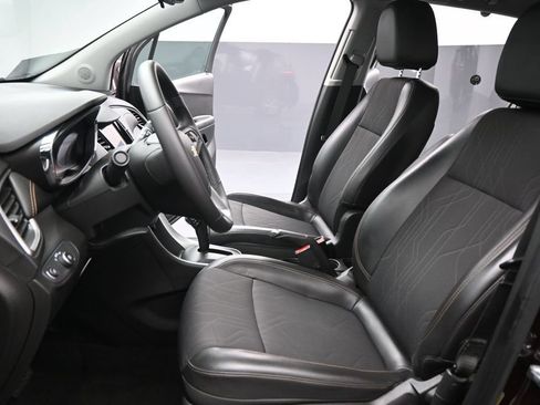 Used 2020 Chevrolet Trax LT w/ LT Convenience Package FWD image 10