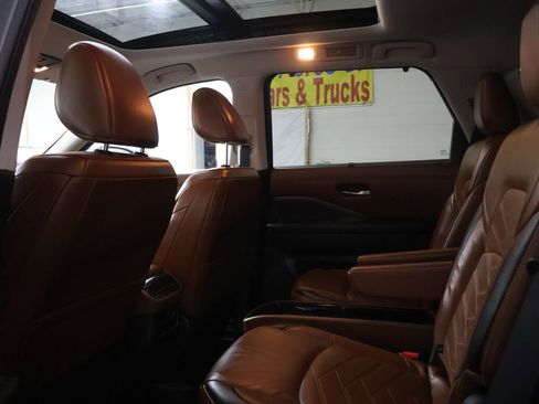Used 2022 Nissan Pathfinder Platinum image 16