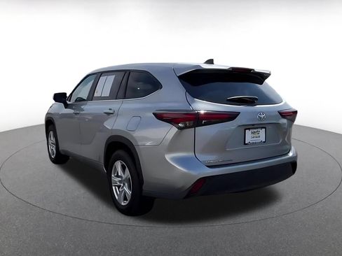 Used 2025 Toyota Highlander LE FWD image 9
