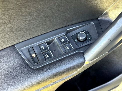 Used 2020 Volkswagen Tiguan SE image 14