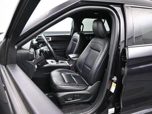 Used 2020 Ford Explorer XLT w/ Equipment Group 202A AWD/4WD image 21