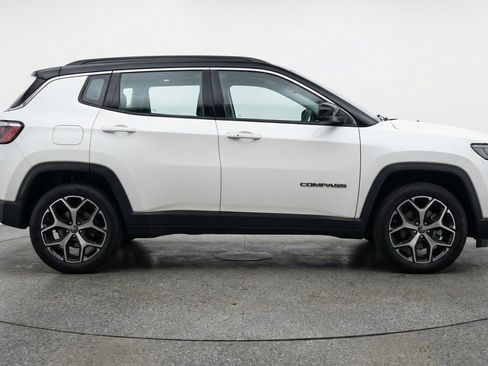 Used 2025 Jeep Compass Limited image 11