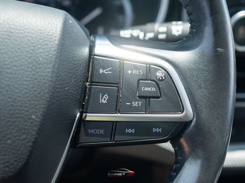 Used 2021 Toyota Highlander XLE AWD/4WD image 26