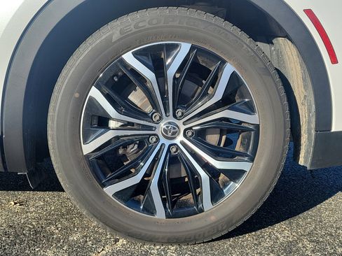 Used 2023 Toyota Crown Limited image 5