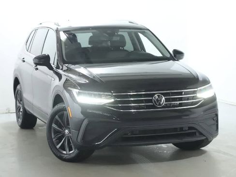 Certified 2023 Volkswagen Tiguan SE image 2