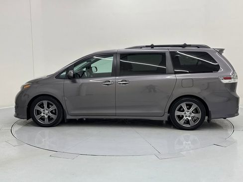 Used 2017 Toyota Sienna SE Premium image 2