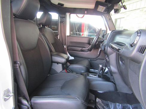 Used 2017 Jeep Wrangler Unlimited Sahara AWD/4WD image 11