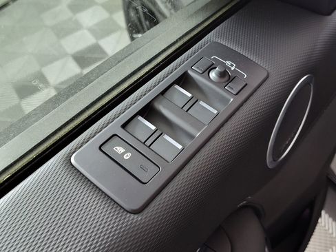 Certified 2025 Land Rover Discovery Dynamic SE image 10