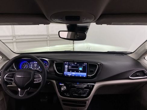 Used 2024 Chrysler Pacifica Touring-L FWD image 12